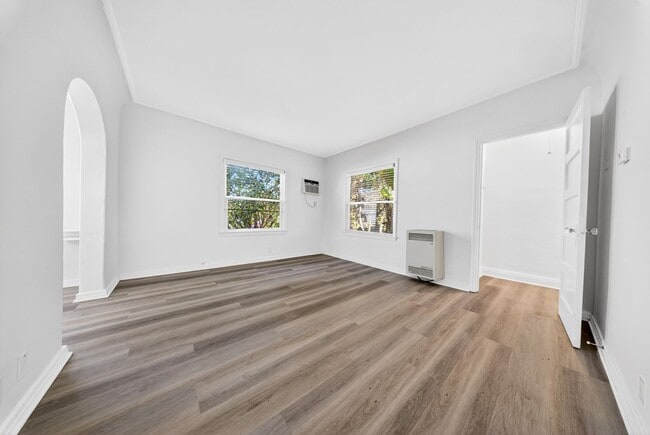 Photo - 5225-5271 De Longpre Ave