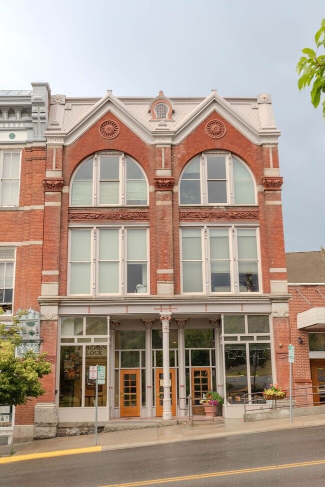 Building Photo - 106 E Broadway St Unit 2