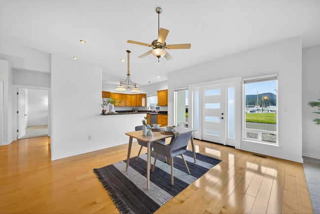 Photo - 5208 Doon Way