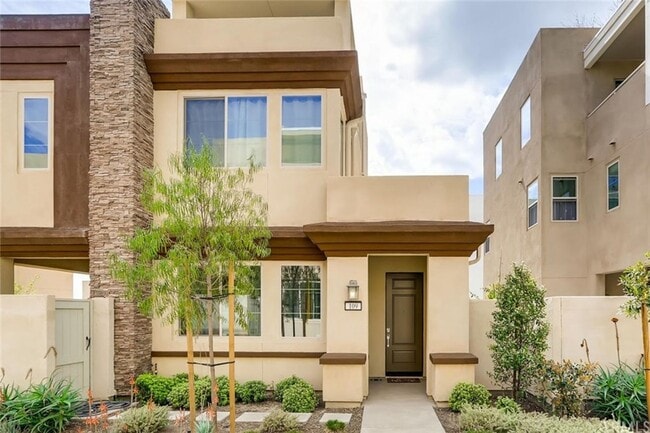 Building Photo - Stunning Tri Level Home in Great Park Community