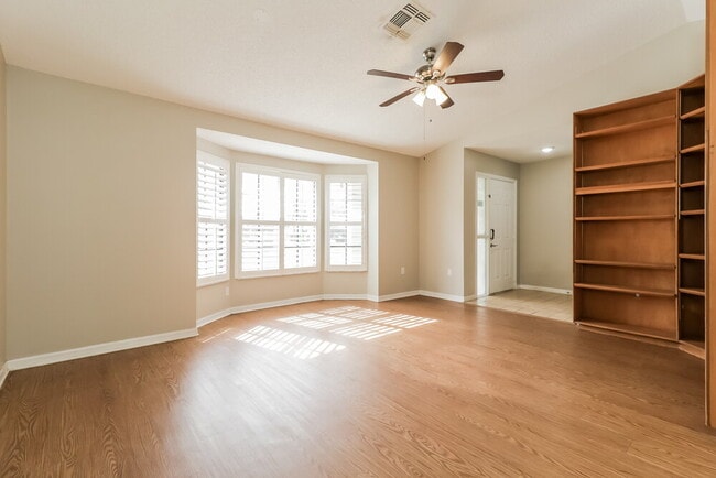 Photo - 8533 Gum Tree Ave