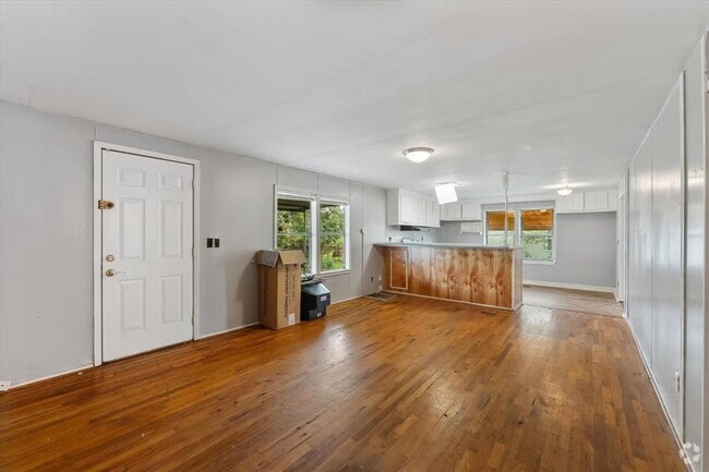 Building Photo - 606 N Pine Hill St Rental