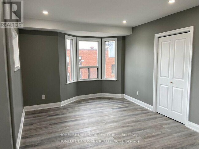 Photo - 610 Bloor St W