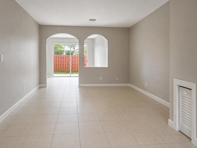 5610 NW 107th Ave