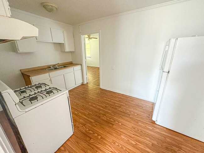 Photo - 3 Bedroom House with Garage and Fenced Yard!!