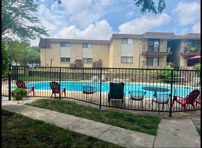 Building Photo - Huntington Condominiums, ground level, immaculate 1BR, 1BTH. Near biking/walking trails! Unit 126