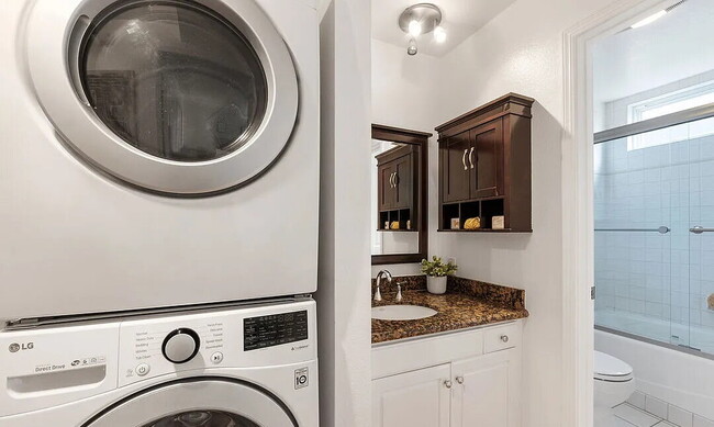 Building Photo - Spacious 1-bedroom  in the heart of Midtown Santa Monica.