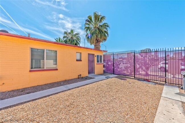 Building Photo - 220 N 10th St Unit 7