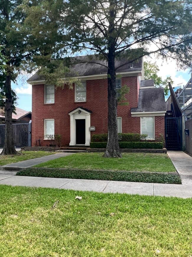Duplex available immediately in Med Center, $1800/M, 12 Mo lease - 2218 Ewing St Unidad B