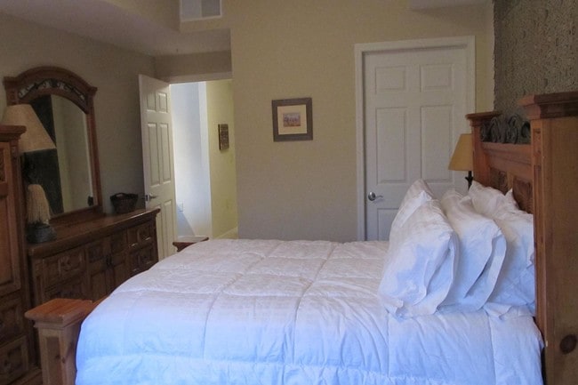 Large bedrooms - North Ridge Apartments