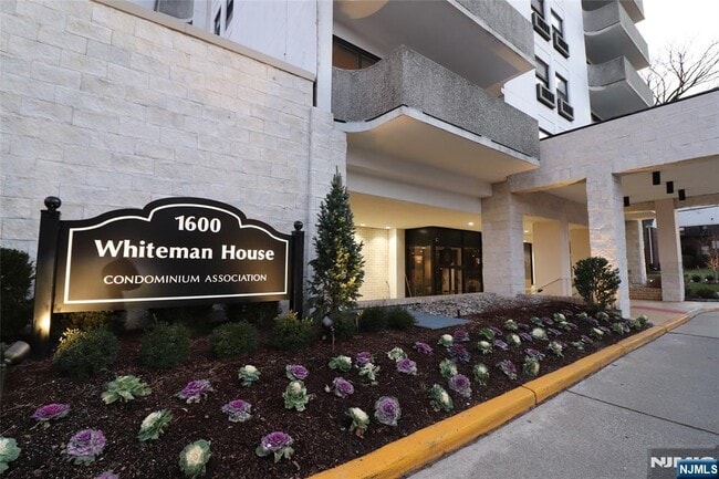 Building Photo - 1600 Center St Unit 12C