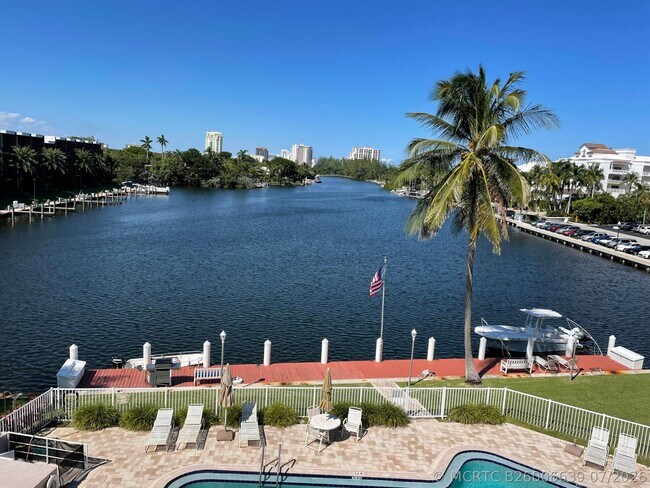 Building Photo - 1850 S Ocean Dr Unit 411