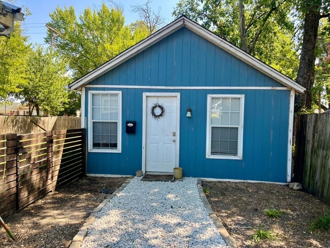 Building Photo - 2813 Travis Ave Rental