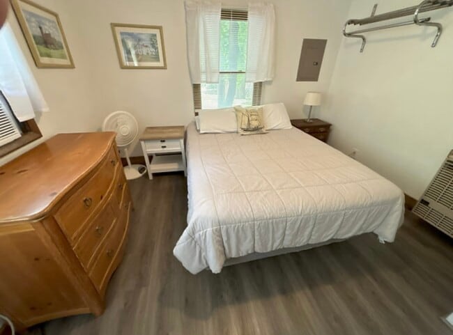 Bedroom with queen - 853 E Front St Unit Cottage #9