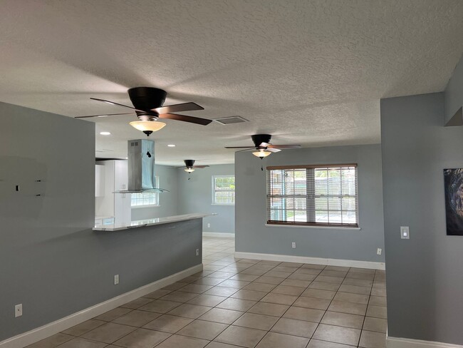 Photo - 375 Carrousel Ct