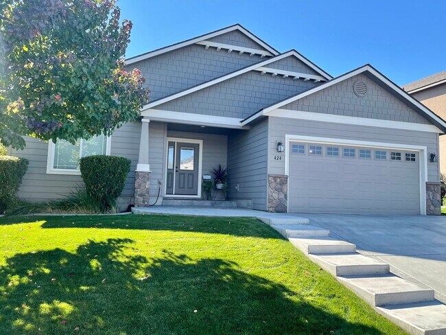 Building Photo - Live In Luxury with Vaulted Ceilings, Gran... Rental