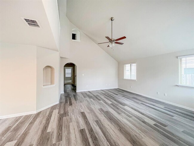 Photo - 818 Silo St