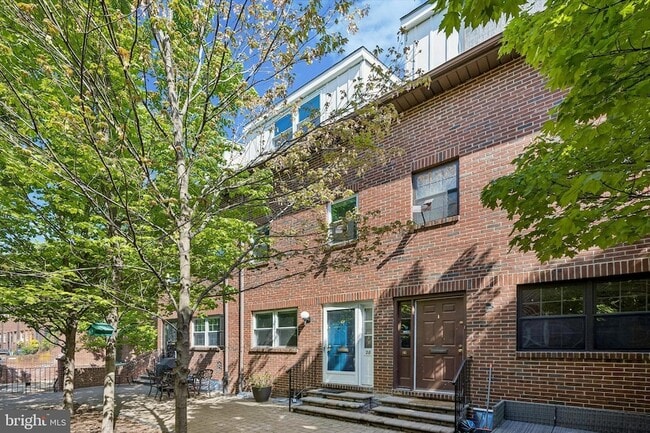 Building Photo - 517 S Randolph Ct