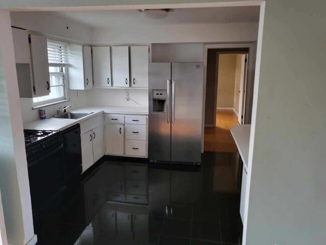 Building Photo - 128 E Maple St Unit Lg 2Bdr +yd+ basement