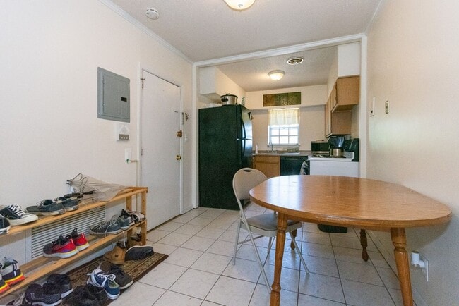 Photo - Brighton 3 Bed – Heat & Hot Water Included – 2 Parking Spots – No Fee