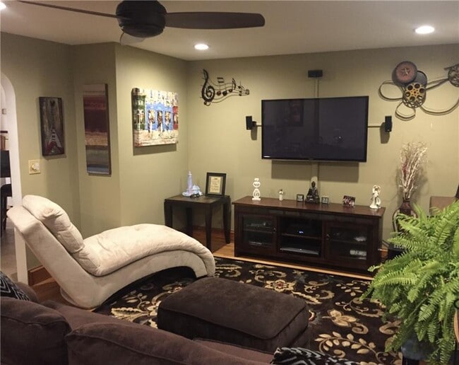 Photo - 60 Notre Dame St