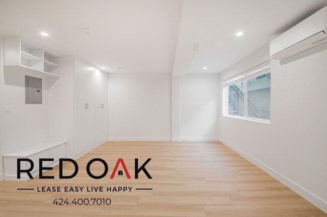 Building Photo - 6738 Independence Ave Unit A3