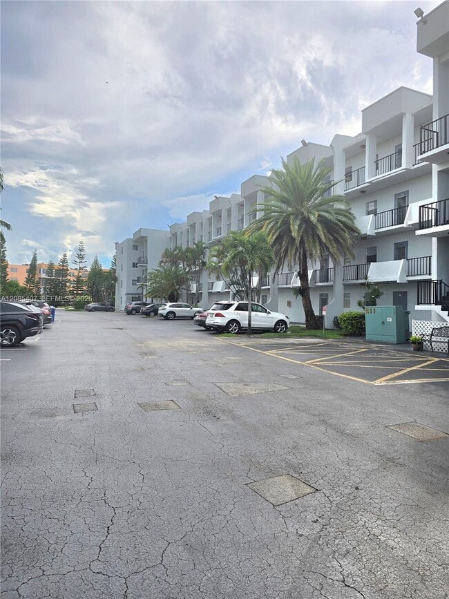 Building Photo - 3000 Sunrise Lakes Dr W Unit 108
