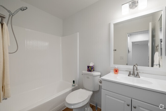 1 habitación, 1 baño - 650 pies cuadrados - Baño - Bayside Terrace 55 Senior Apartments