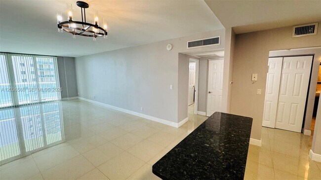 Building Photo - 19390 Collins Ave Unit 624