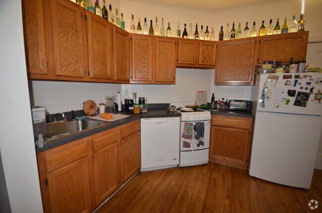Building Photo - 1695 Beacon St Unit 11 Rental