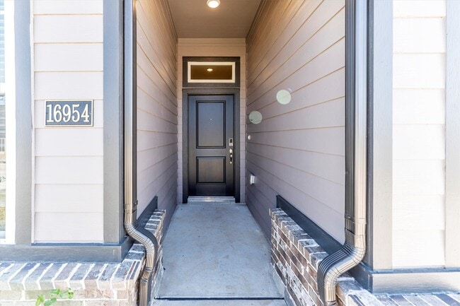 Building Photo - 16914 Tulip Row Ln