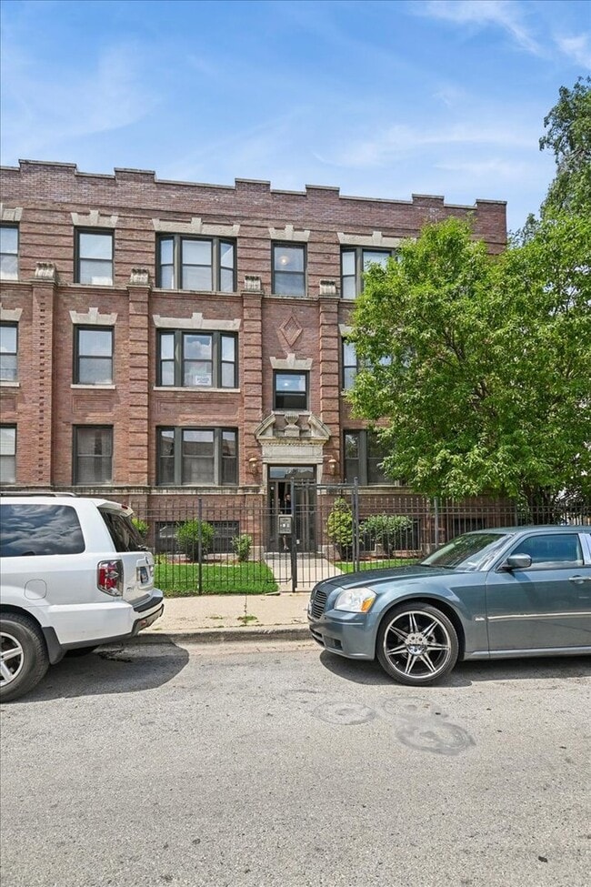 Building Photo - 4220 S Champlain Ave Unit 3S