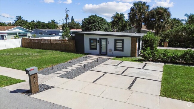 Building Photo - 809 NE 4th St Rental