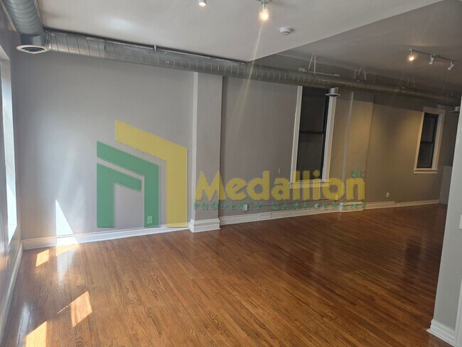 Photo - Spacious Studio with Hardwood Floors and Stainless Steel Appliances – Prime Milwaukee Ave Location Unit 2
