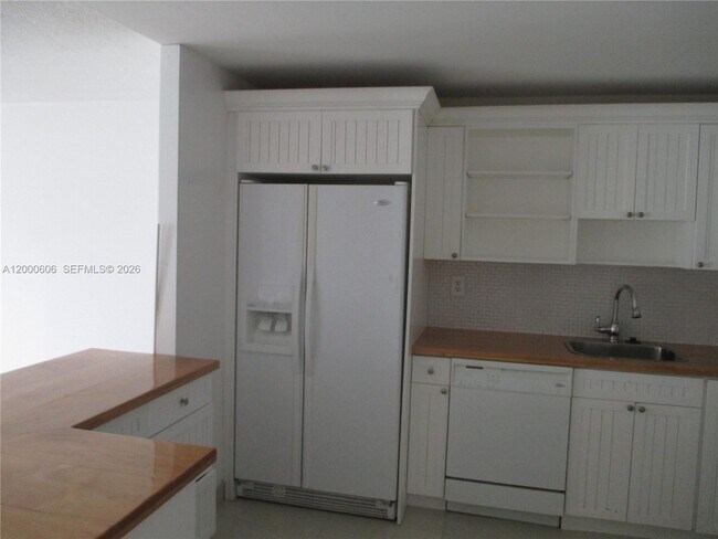 Building Photo - 1865 Brickell Ave Unit A1207