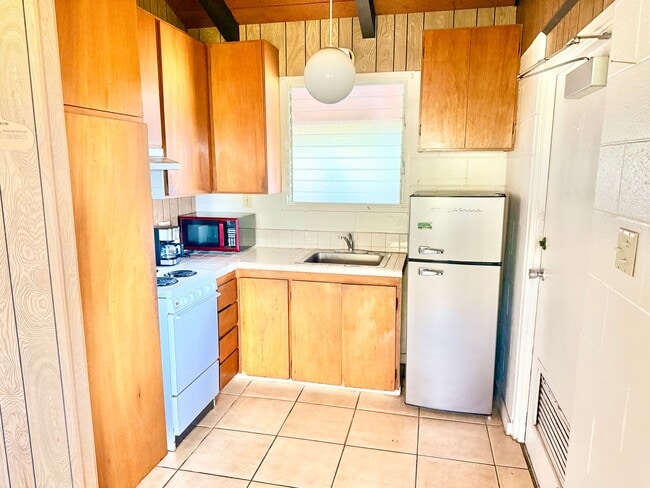 Building Photo - 2 Bedroom / 1 Bathroom Cottage in Pukalani for Rent!