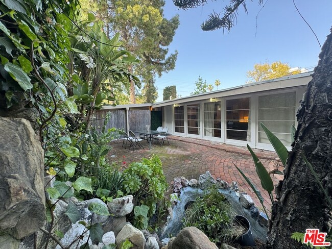 Building Photo - 12340 Moorpark St Rental