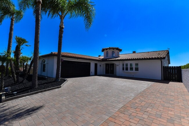 Building Photo - Huge 4-bedroom house with three Panoramic ...
