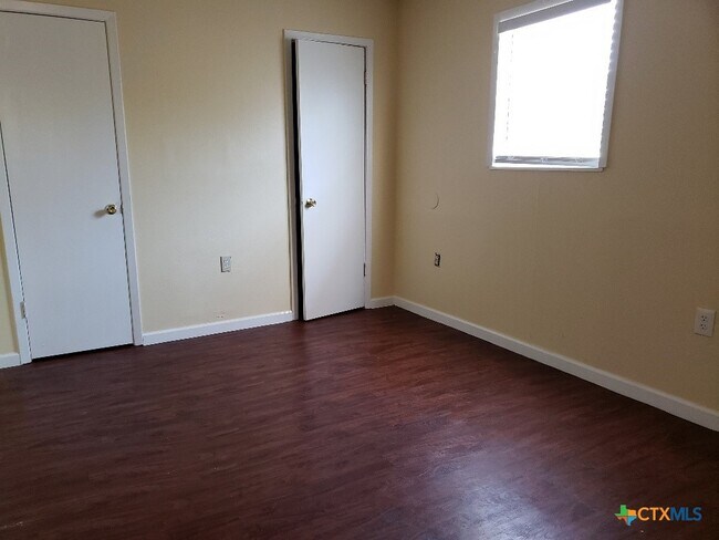 Photo - 1706 N Interstate 35 Unidad 1