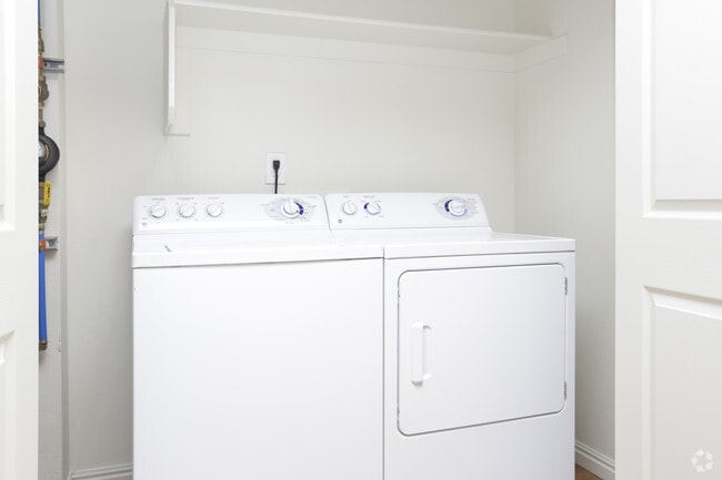 2BR, 2BA - 1,005 SF