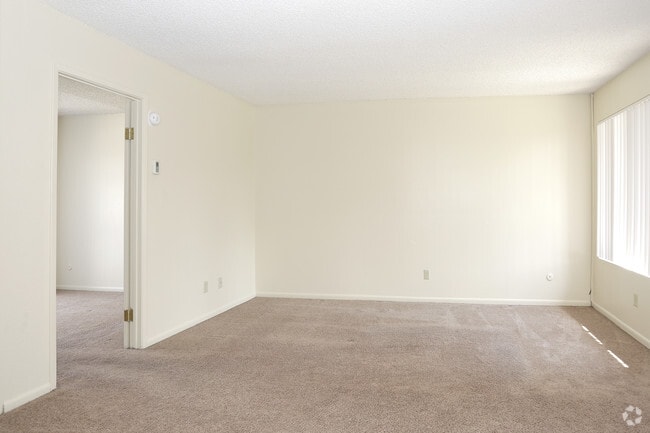 1BR, 1BA - 584 SF