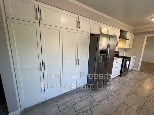 Photo - 2539 Drake St
