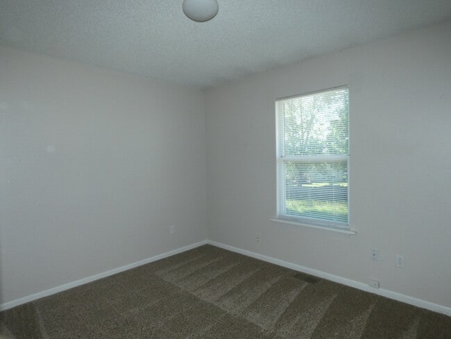 Photo - 833 Spring Ct