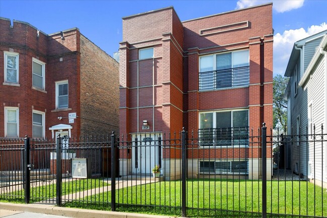 Building Photo - 3528 W Shakespeare Ave Rental