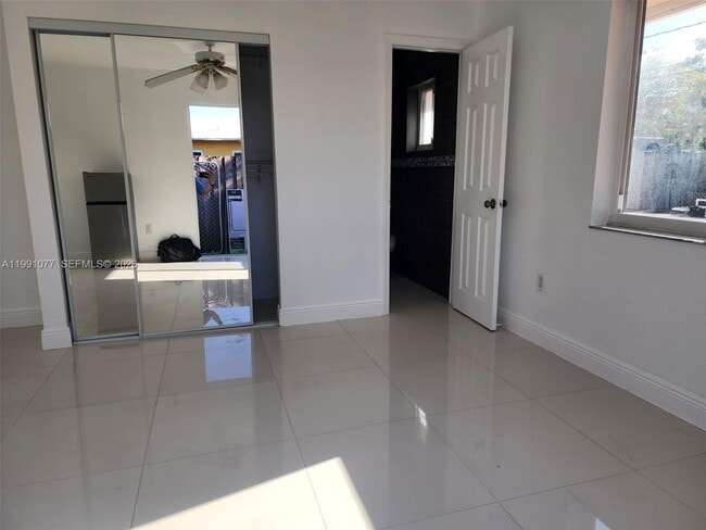 Photo - 16101 SW 97th Ave Unidad Side/Studio