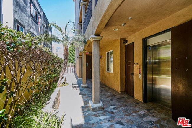 Photo - 345 S Harvard Blvd Unidad 302