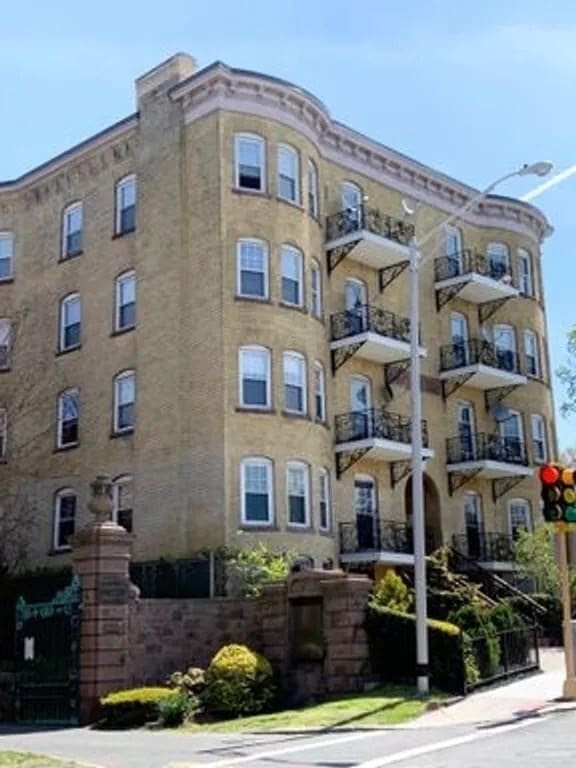 Building Photo - 175 Maple St Unit 4R