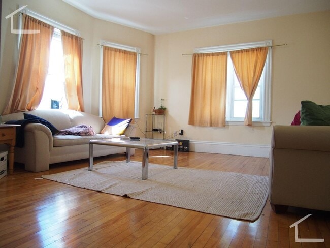 Building Photo - Don't miss out on this rare pricing 3 bed in Brighton.... April or May Move in!!