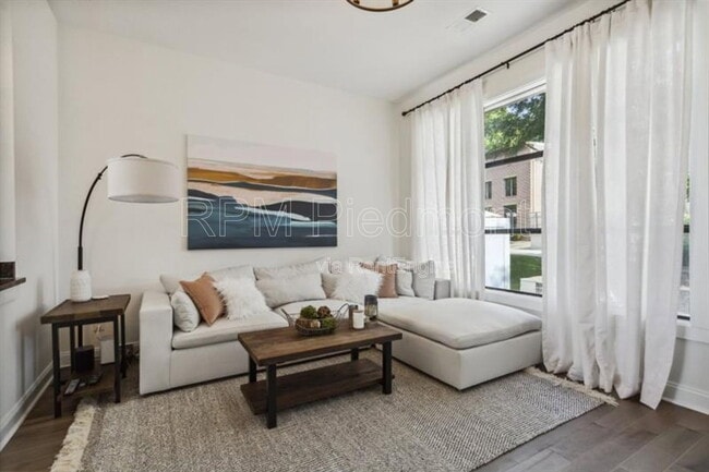 Building Photo - 174 Chester Ave SE