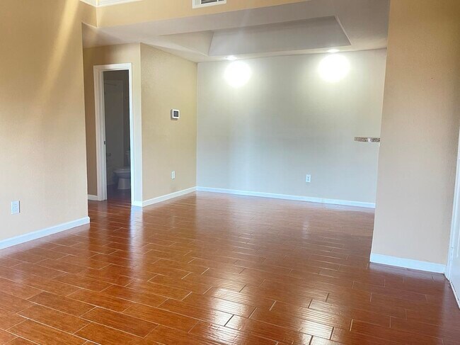 Photo - 4041 Drake St Unidad 121